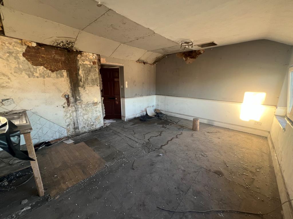 Lot: 17 - FLAT FOR REFURBISHMENT - Internal picture showing living room area